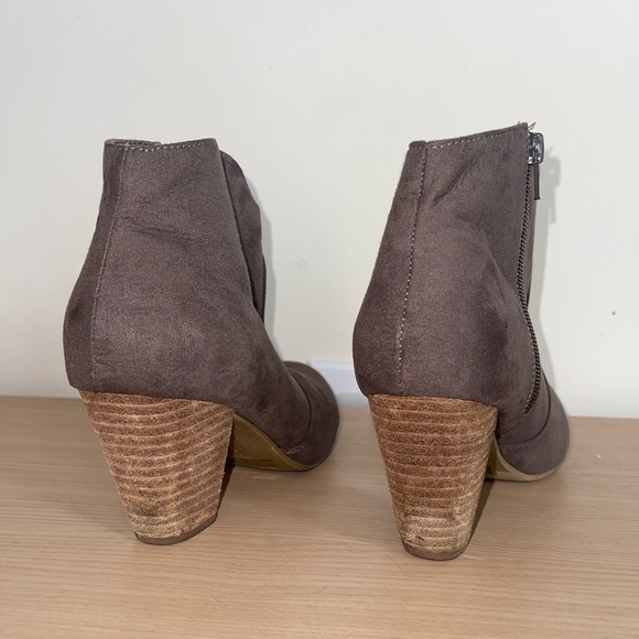 Report | Stacked Heel Ankle Booties - Size 9 - Picture 7 of 11